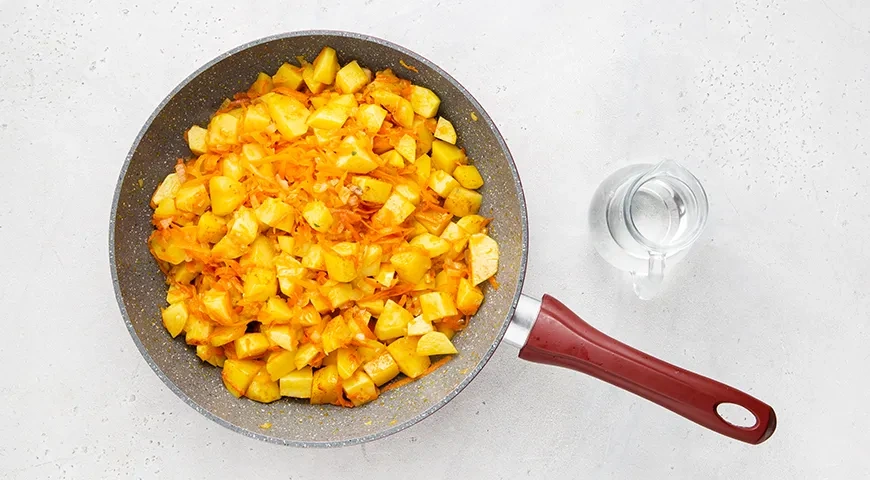 Тушеная картошка с тушенкой: шаг 5