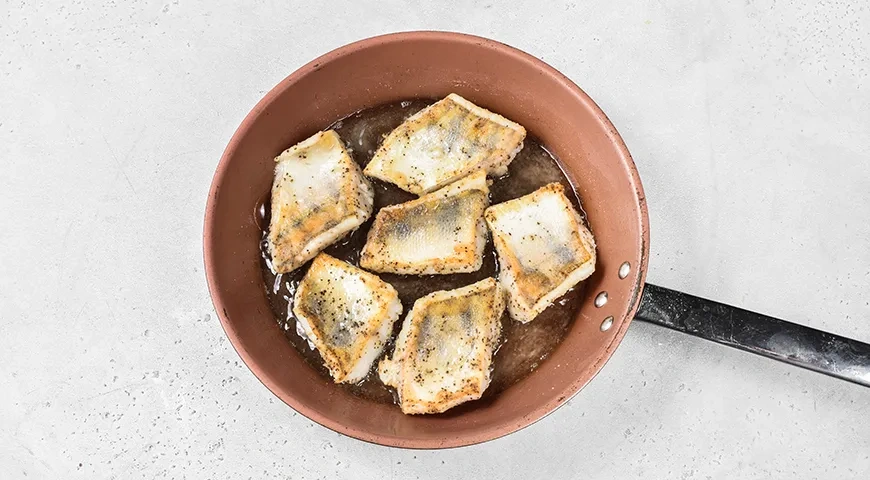 Тушеная рыба с овощами и сметаной на сковороде: шаг 5