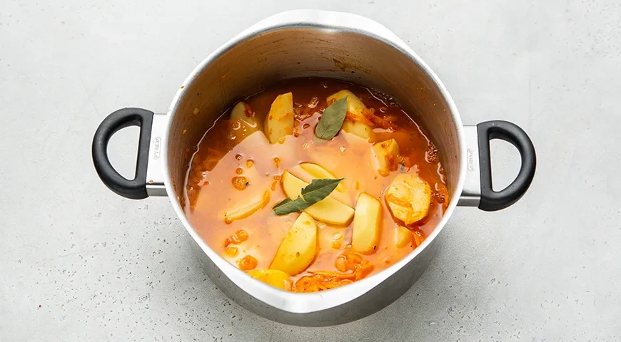 Тушенная картошка с томатной пастой: шаг 5