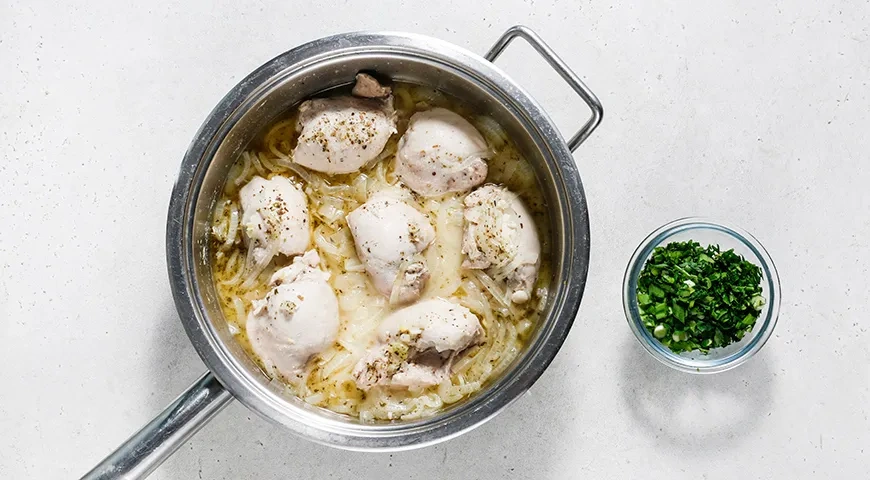 Тушеные куриные бедрышки с луком: шаг 5