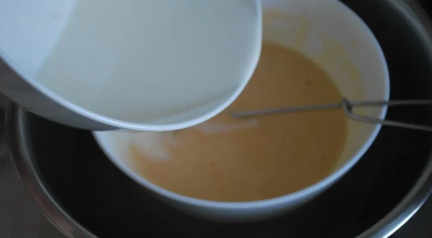 Творожная пасха с заварным кремом, миндалем и изюмом: шаг 5