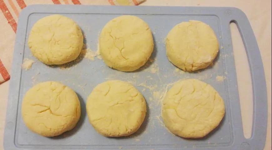 Творожные сырники с соусом из черной смородины: шаг 5