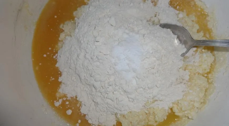 Творожный пирог с черешней и абрикосами: шаг 5