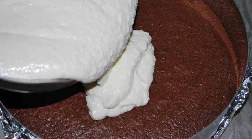 Творожно-бисквитный пирог с клубникой: шаг 5