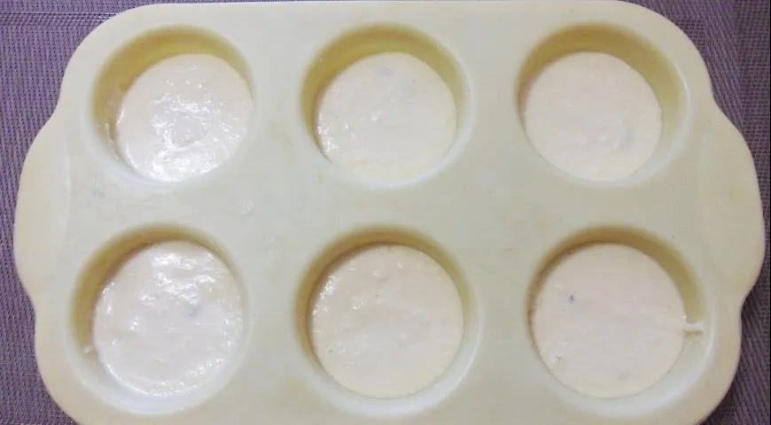 Творожный пудинг с изюмом в микроволновке: шаг 5