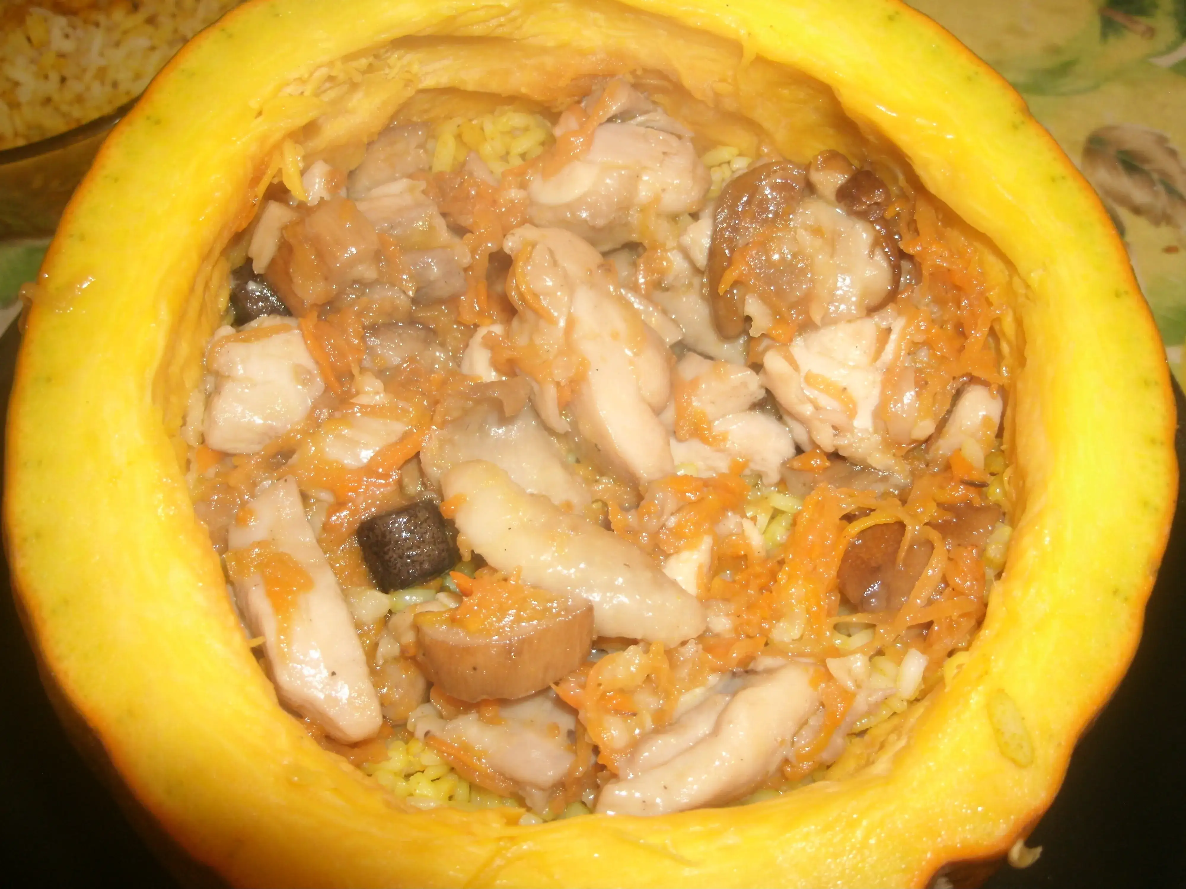 Тыква, фаршированная рисом с курицей и грибами: шаг 5