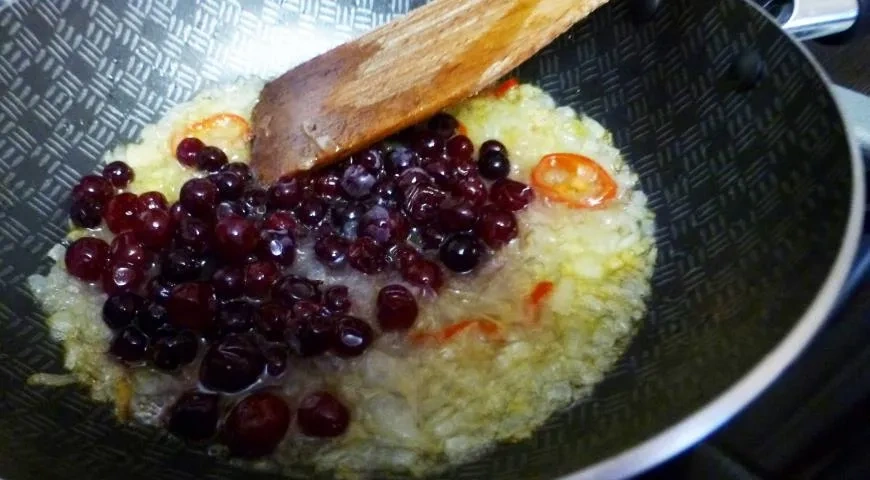 Утка, запеченная с апельсином, яблоком и брусникой: шаг 5