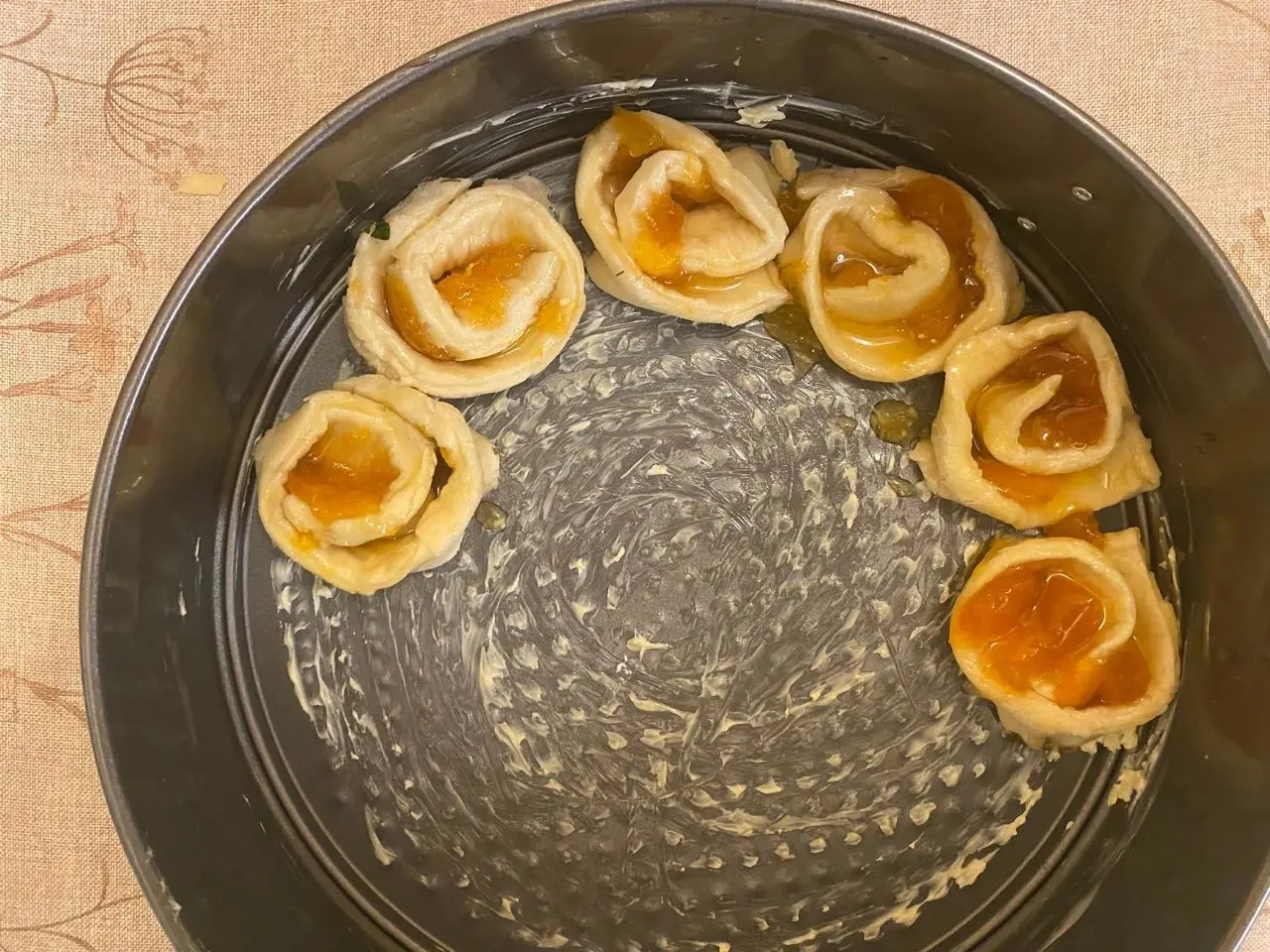 Шаг 5: Веночек абрикосовый из слоеного теста