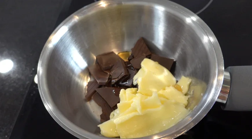 Волшебный бисквитный шоколадный рулет с шоколадным кремом и персиковым джемом: шаг 5