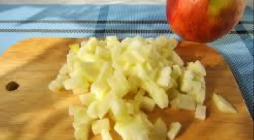 Яблочный пирог с малиной, кардамоном и миндалем: шаг 5