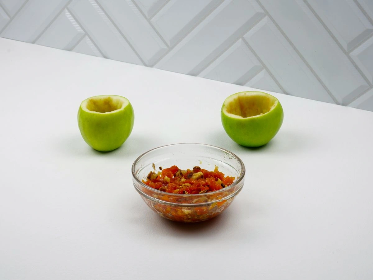 Шаг 5: Яблоки, запеченные с курагой и грецким орехом