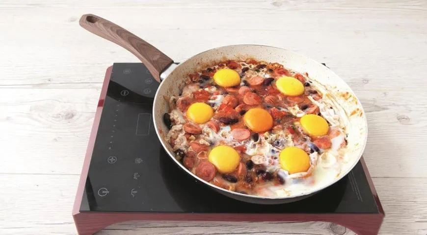 Яичница с сосисками и фасолью: шаг 5