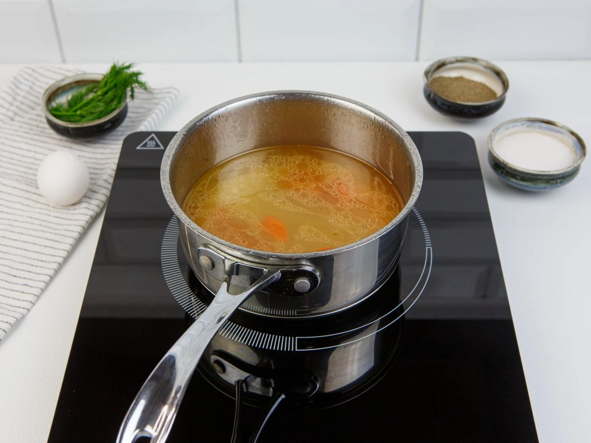 Шаг 5: Яичный суп с зеленью и томатами