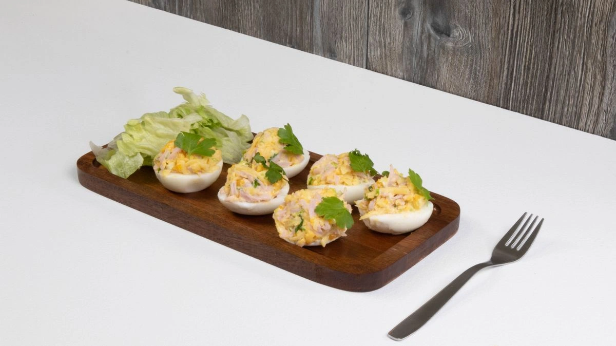 Шаг 5: Яйца, фаршированные ветчиной и сыром