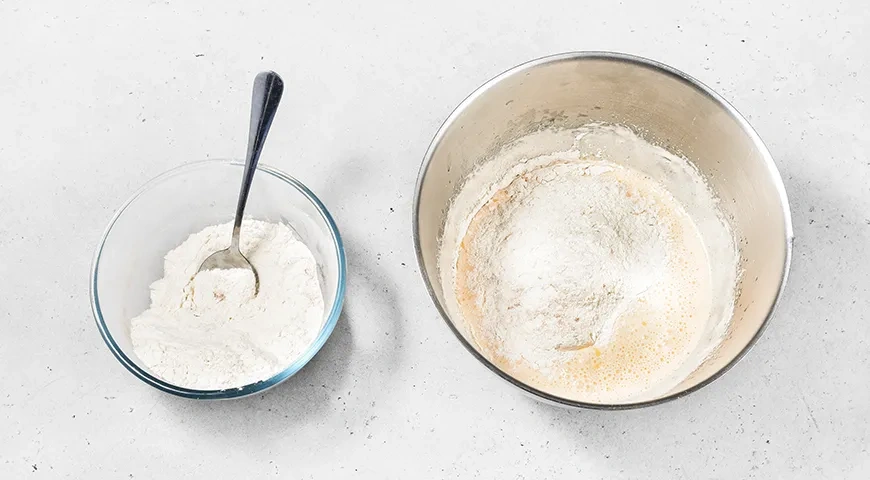 Заливной пирог на кефире с яблоками: шаг 5