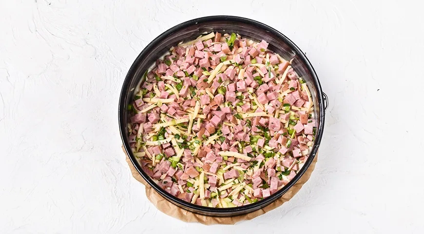 Заливной пирог с колбасой: шаг 5