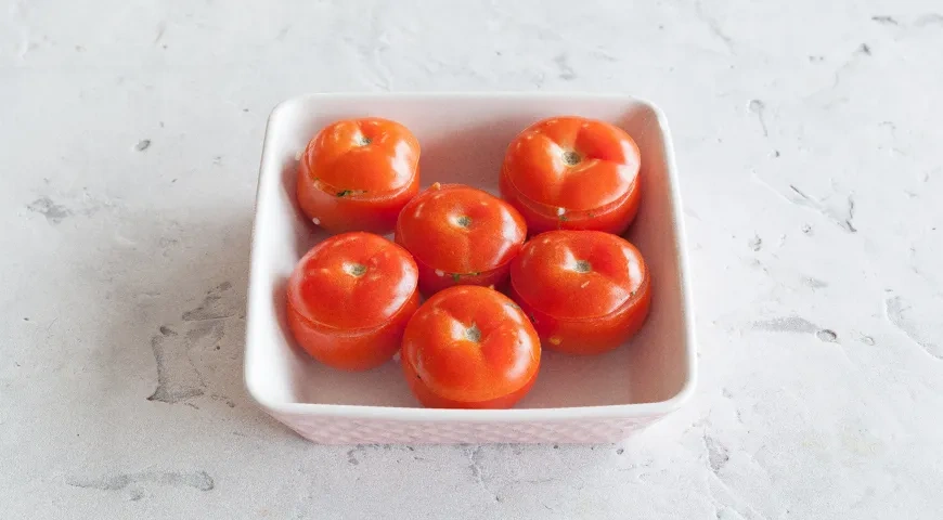 Запеченные помидоры с кальмарами и рисом: шаг 5