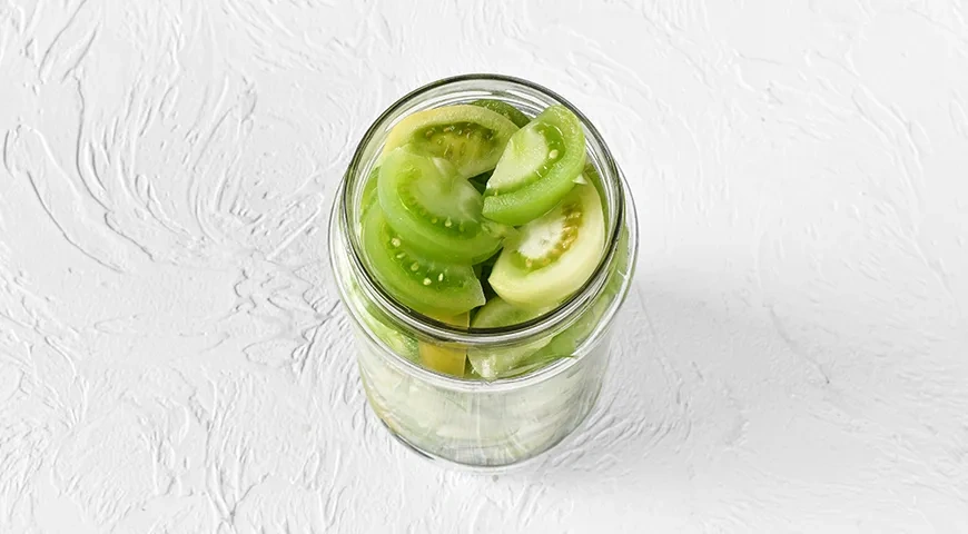 Зеленые помидоры дольками на зиму: шаг 5