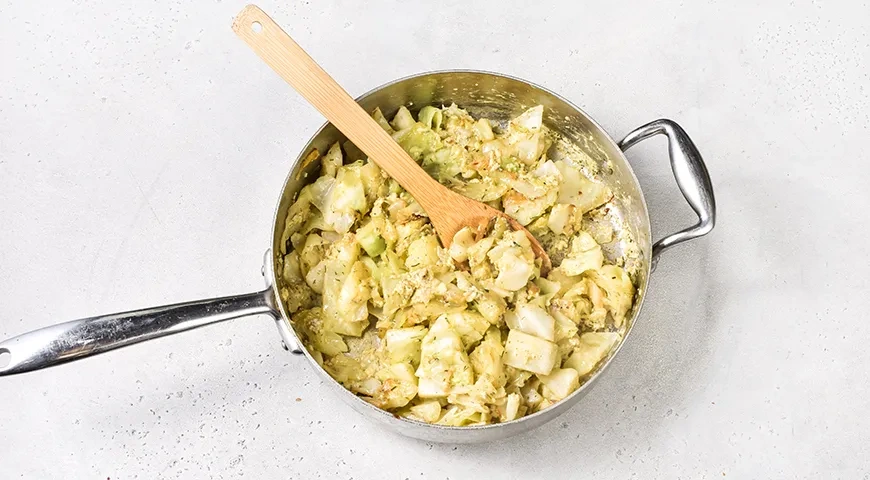 Жареная молодая капуста в яичной заливке: шаг 5