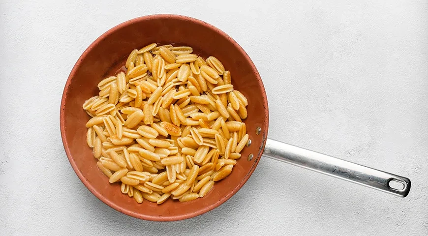 Жареные макароны с творогом: шаг 5