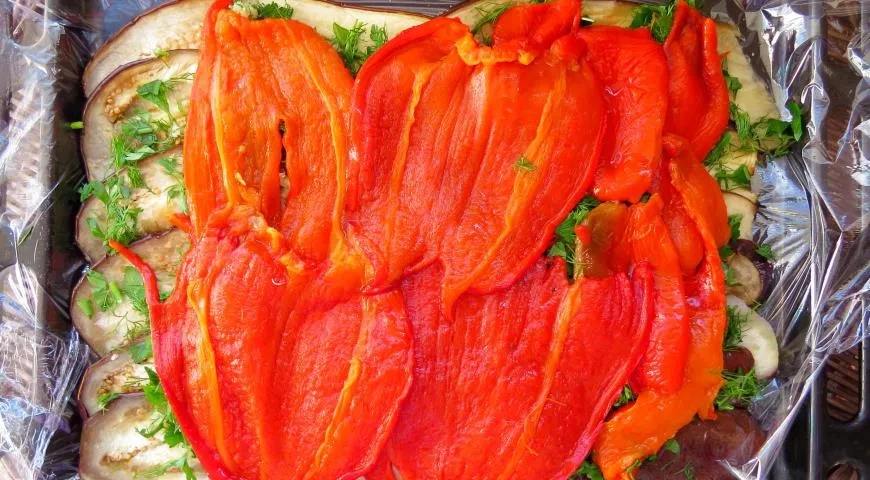 Баклажановый рулет с запеченным перцем: шаг 6