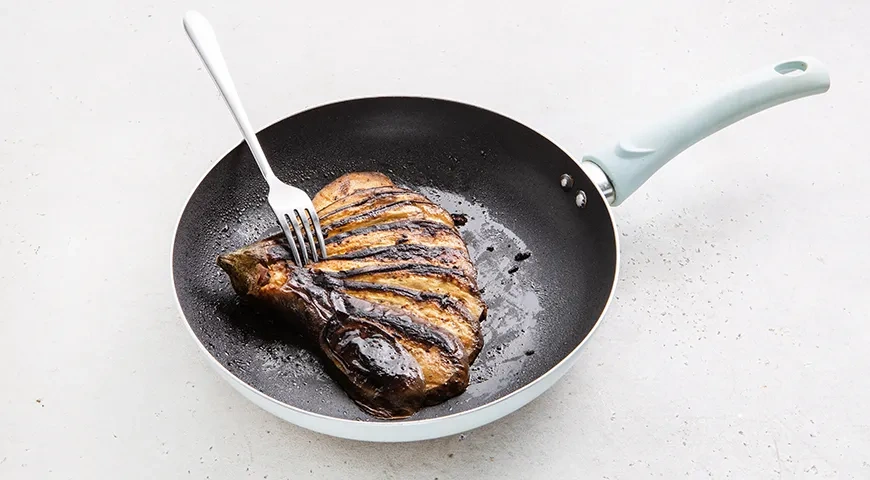 Баклажаны веером на сковороде: шаг 6