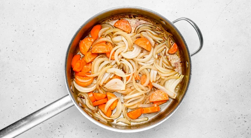 Баранина с картошкой и овощами на сковороде: шаг 6