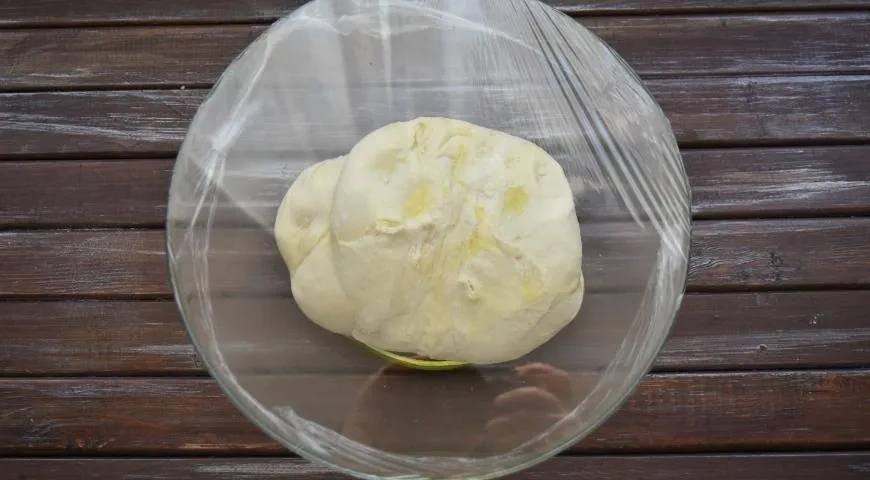 Белая пицца с лососем, оливками и каперсами: шаг 6