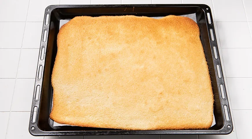 Бисквитный рулет с повидлом: шаг 6