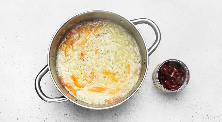 Борщ с килькой: шаг 6