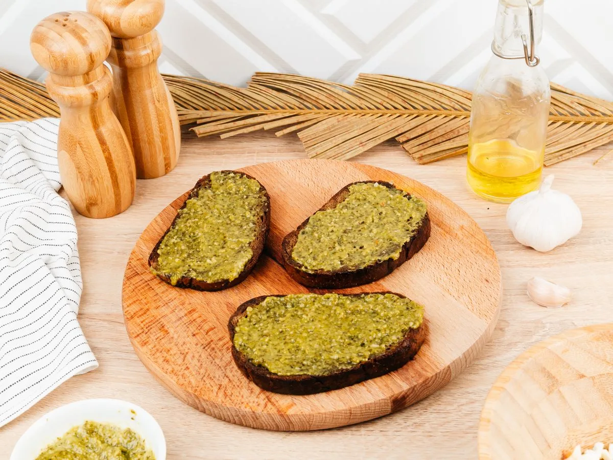 Шаг 6: Брускетта с черным хлебом и песто