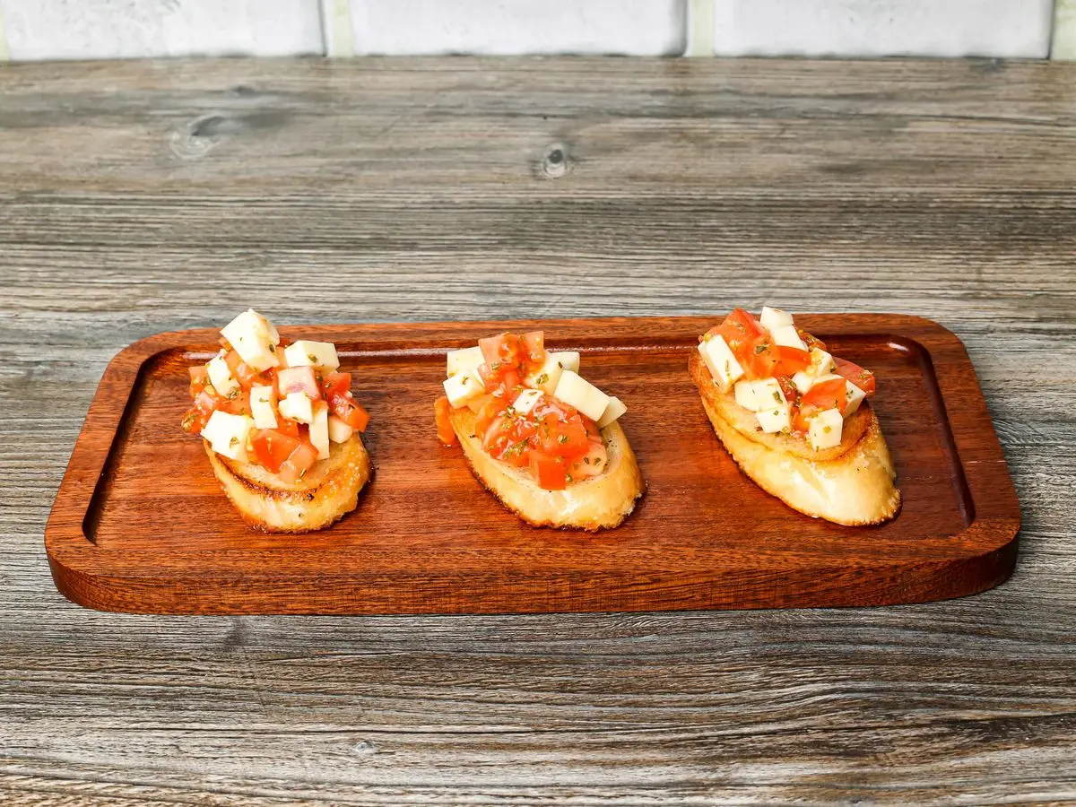 Шаг 6: Брускетта с моцареллой и томатами «Пинк Парадайз»
