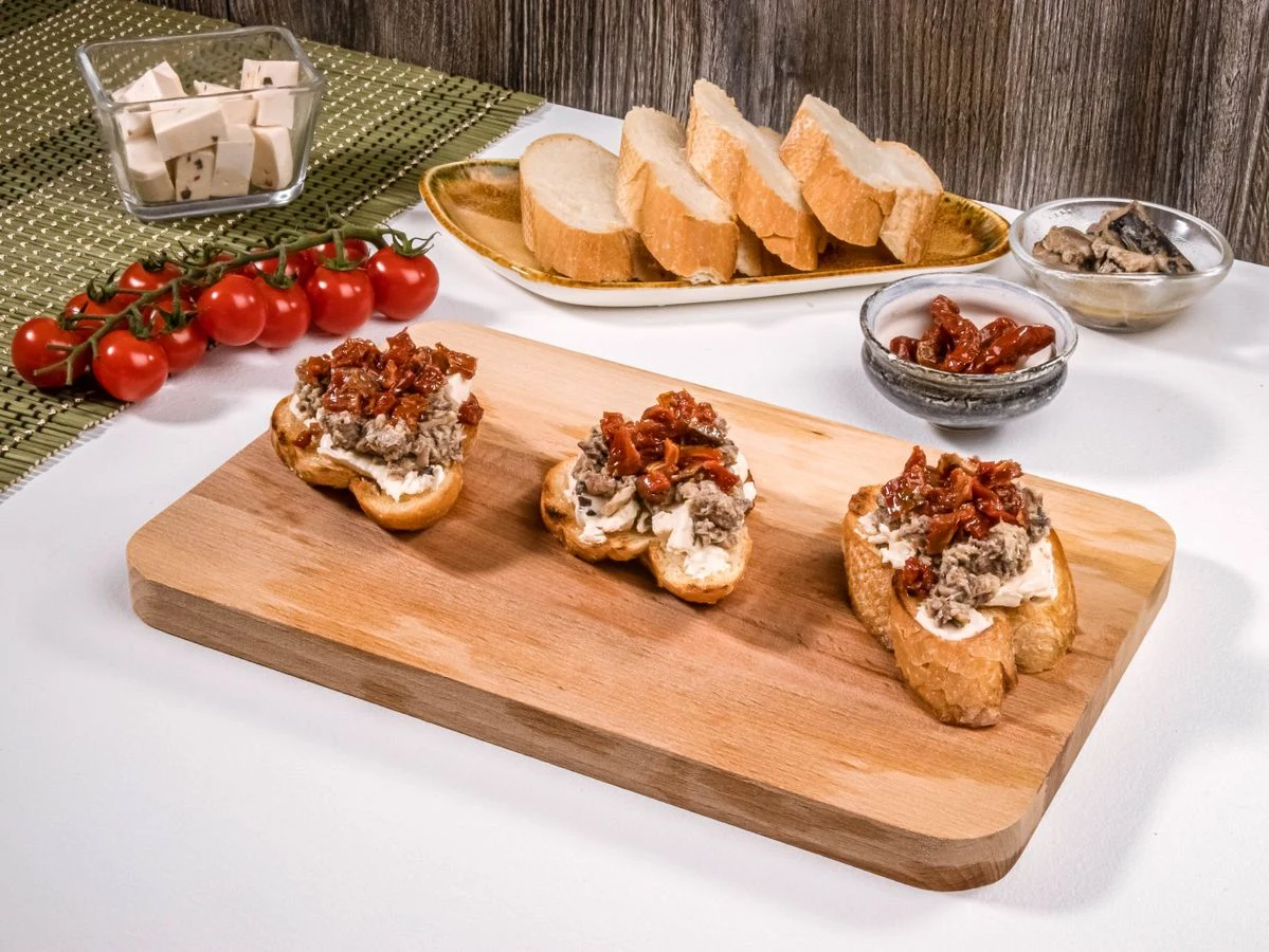 Шаг 6: Брускетта с сардинами, сыром и томатами