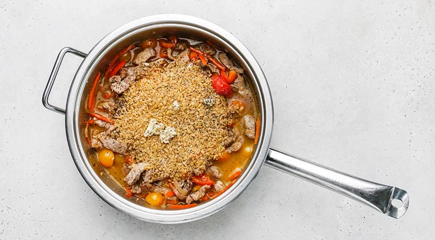 Булгур со свининой и овощами на сковороде: шаг 6