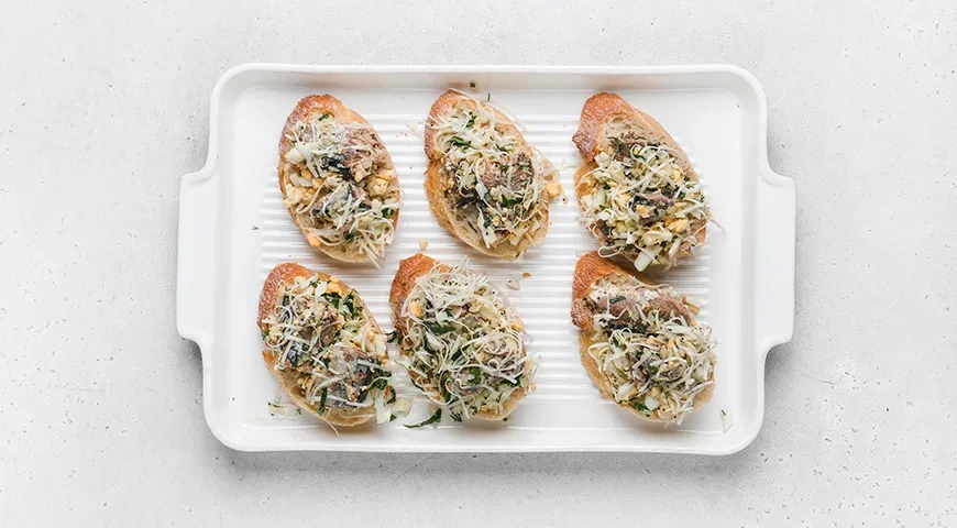 Бутерброды с сайрой и яйцом: шаг 6