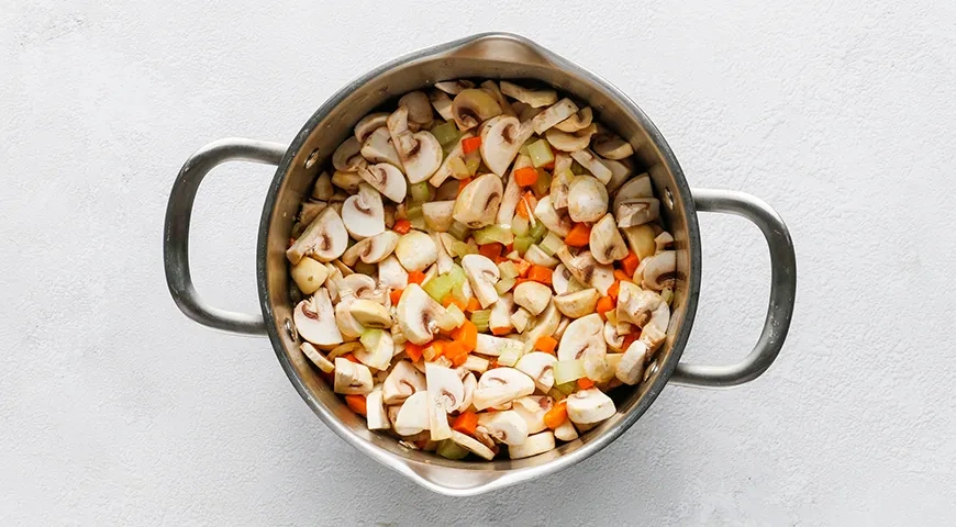 Быстрый суп из свежих шампиньонов, картофеля и моркови: шаг 6