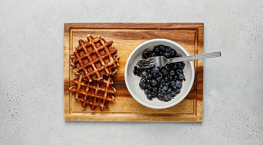 Цельнозерновые вафли с арахисовой пастой, ягодами и мороженым: шаг 6