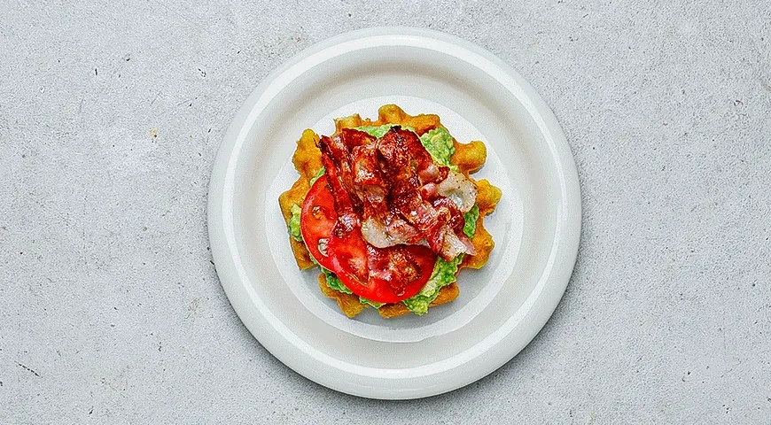 Чафли с авокадо, беконом и помидорами: шаг 6