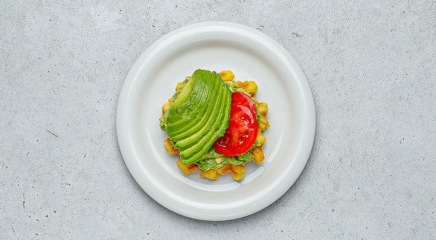 Чафли с авокадо, помидорами и базиликом: шаг 6