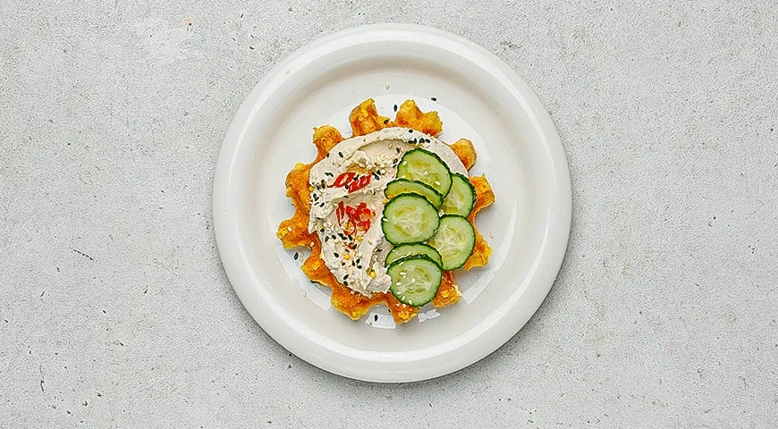Чафли с хумусом, огурцом и кунжутом: шаг 6
