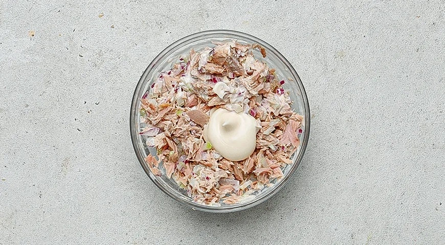 Чафли с тунцом, красным луком и сельдереем: шаг 6