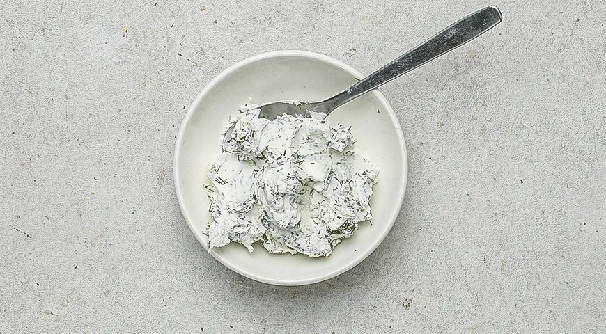 Чафли с творожным сыром, огурцом и зеленью: шаг 6