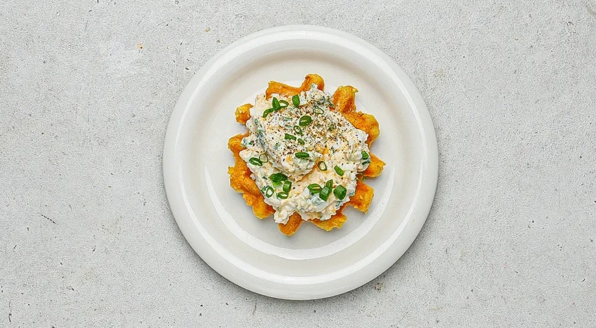 Чафли с яйцами, майонезом и зеленым луком: шаг 6