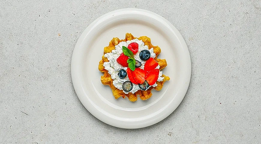 Чафли с зерненым творогом, ягодами и мятой: шаг 6