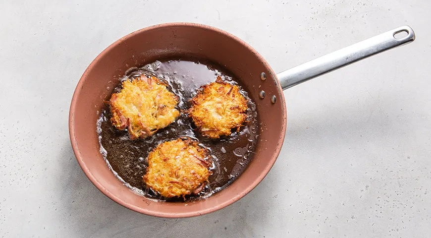 Домашние драники с колбасой и сыром: шаг 6