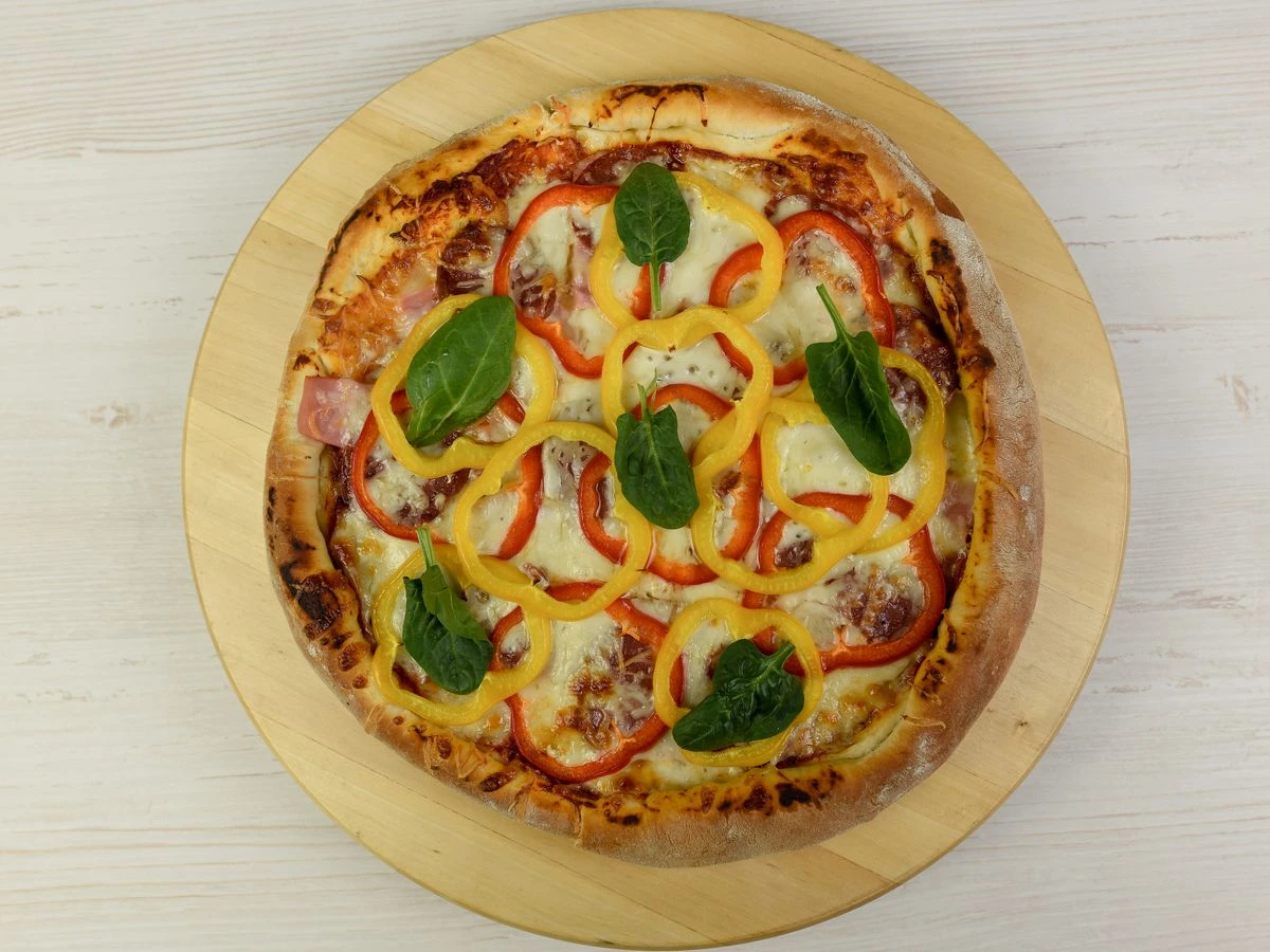 Шаг 6: Домашняя пицца с ветчиной, копченой колбасой и болгарским перцем