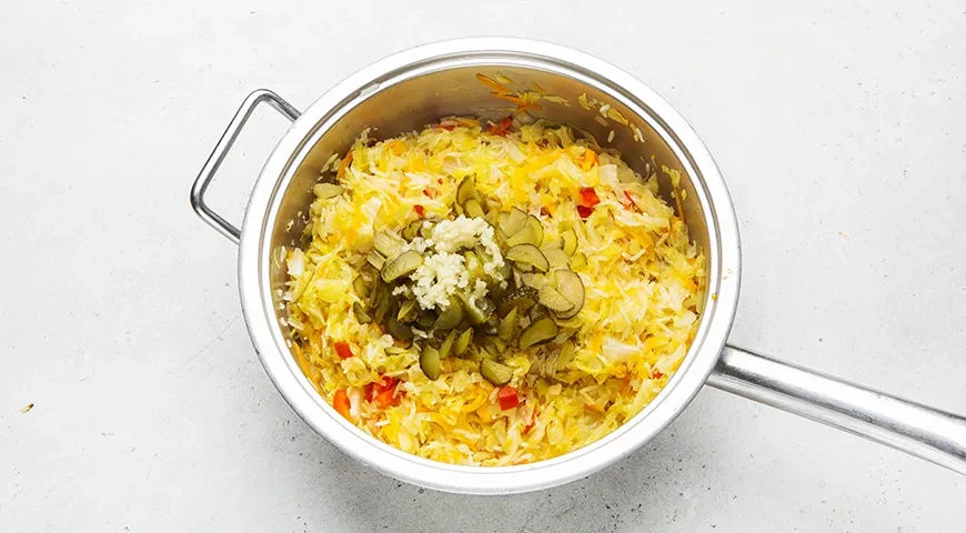 Домашняя солянка с капустой, рисом и сосисками: шаг 6