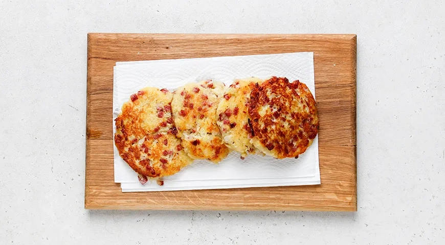 Драники с колбасой: шаг 6