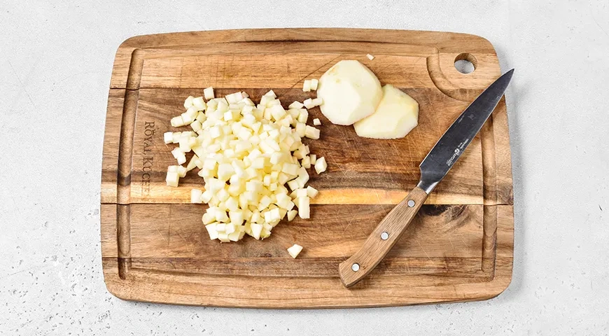 Дрожжевые пирожки со свеклой и яблоками на сковороде: шаг 6