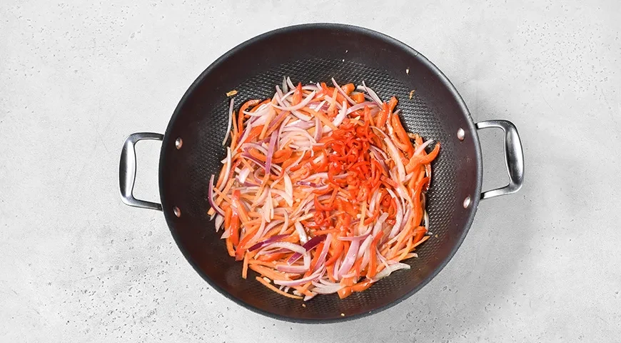 Фунчоза с морепродуктами и овощами: шаг 6